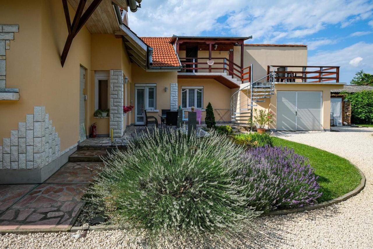 4 Evszak Apartman Gyula Exteriör bild